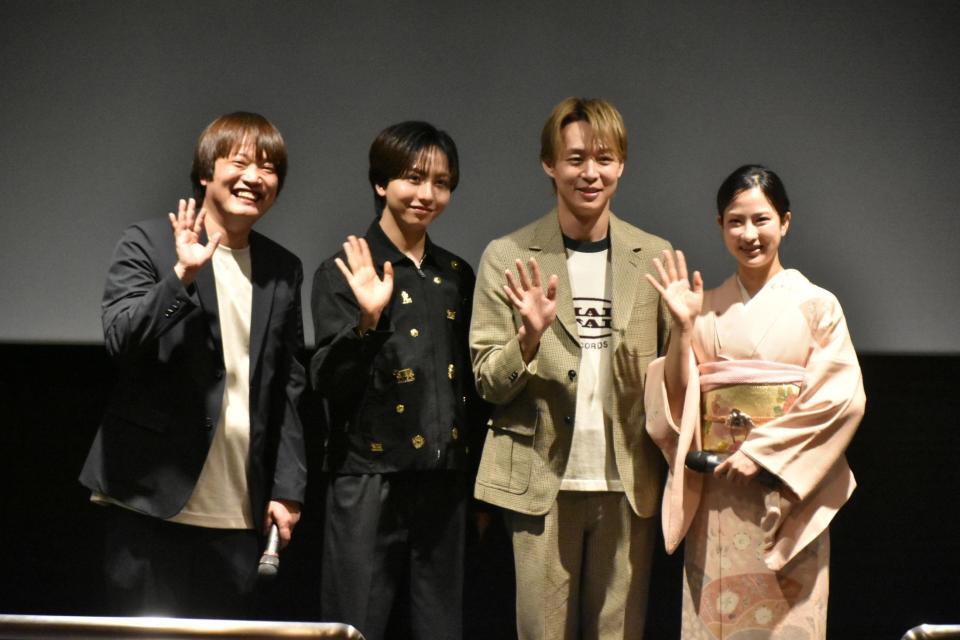 舞台あいさつに登場した原因は自分にある。の長野凌大（左から２人目）。（左から）大山晃一郎監督、パク・ユチョン、星野奈緒