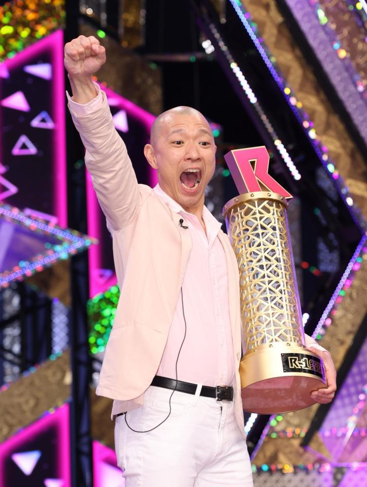 Ｒ-１グランプリ２０２６を制し喜ぶ今井らいぱち（撮影・金田祐二）