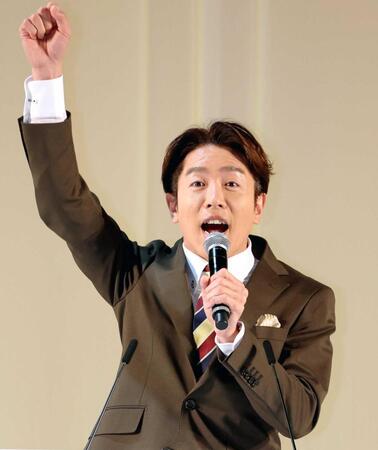 　近畿大学卒業式にサプライズ登場し、卒業生へメッセージを送る村上信五（撮影・立川洋一郎）