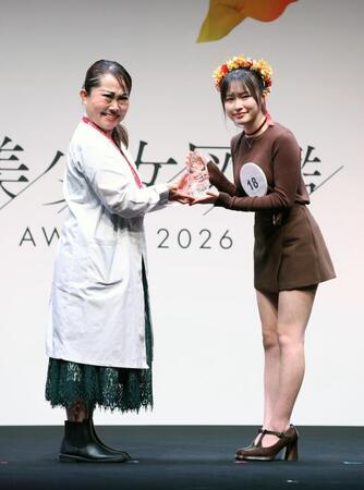 グランプリの榎本彩乃さん（左）と二階堂ふみでプレゼンターを務めるキンタロー。（撮影・金田祐二）