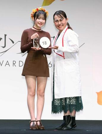 　グランプリの榎本彩乃さん（左）と二階堂ふみでプレゼンターを務めたキンタロー。（撮影・金田祐二）