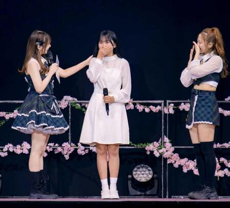 歓喜の表情を見せる杉原明紗（中央）