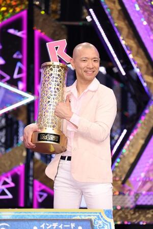 Ｒ-１グランプリ２０２６を制し喜ぶ今井らいぱち（撮影・金田祐二）