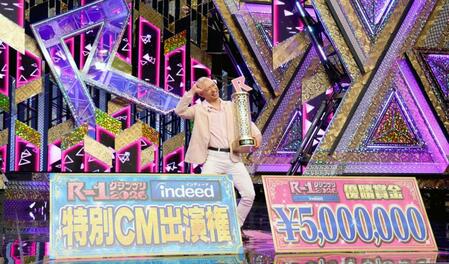 Ｒ-１グランプリ２０２６を制し喜ぶ今井らいぱち（撮影・金田祐二）