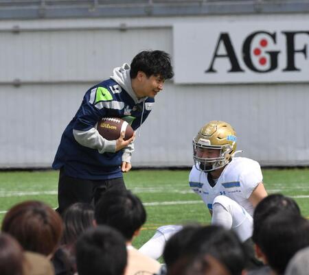 ディフェンスをなぎ倒し登場するオードリー・若林正恭（撮影・持木克友）