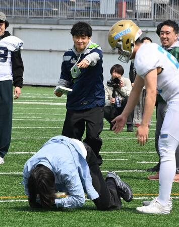 「青天」サイン本ハンドオフお渡し会で勢い余って転ぶ参加者を指さすオードリー・若林正恭（撮影・持木克友）