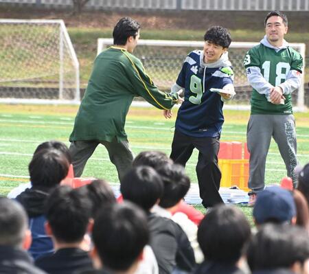 「青天」の本をハンドオフするオードリー・若林正恭（撮影・持木克友）