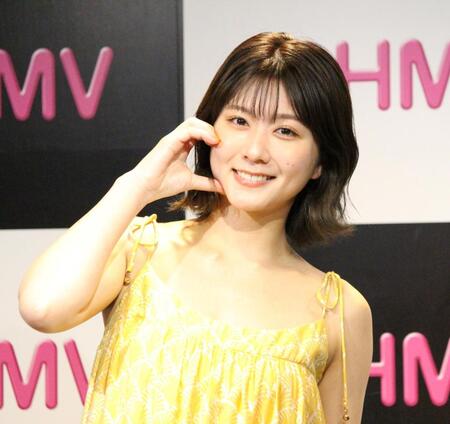 ポーズを決める清水麻璃亜