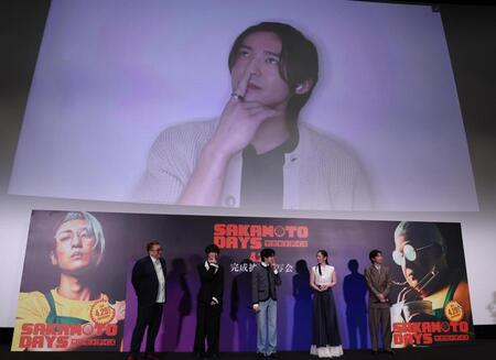 質問されて考える目黒蓮（撮影・佐々木彰尚）