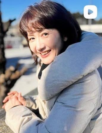 治療で抜けた髪も綺麗に生えそろった古村比呂。１月２９日付のインスタグラム＠ｈｉｒｏｋｏｍｕｒａ１１２４より