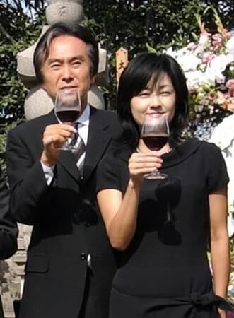 石原伸晃氏、里紗夫妻＝２００５年９月