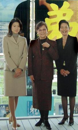 石原裕次郎さんのまき子夫人（中）と伸晃氏の里紗夫人（右）、宏高氏の彩夫人（左）＝２００４年１１月