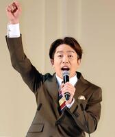 　近畿大学卒業式にサプライズ登場し、卒業生へメッセージを送る村上信五（撮影・立川洋一郎）