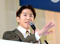 近畿大学卒業式にサプライズ登場し、卒業生へメッセージを送る村上信五（撮影・立川洋一郎）