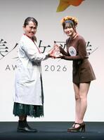 グランプリの榎本彩乃さん（左）と二階堂ふみでプレゼンターを務めるキンタロー。（撮影・金田祐二）