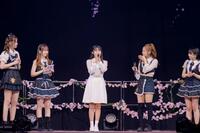 「Ｈｅｌｌｏ！　Ｐｒｏｊｅｃｔ　ひなフェス　２０２６」でモーニング娘。’２６に加入したハロプロ研修生の杉原明紗（中央）と岡村ほまれ（左）、野中美希（左から２番目）、小田さくら（右から２番目）、井上春華