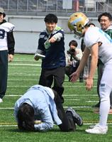 「青天」サイン本ハンドオフお渡し会で勢い余って転ぶ参加者を指さすオードリー・若林正恭（撮影・持木克友）