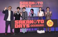 手を振る（左から）福田雄一監督、塩野瑛久、高橋文哉、目黒蓮、横田真悠、戸塚純貴（撮影・佐々木彰尚）