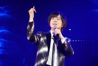 コンサートで熱唱する竹島宏