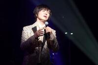 コンサートで熱唱する竹島宏