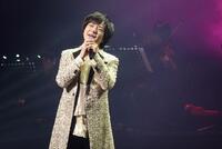 コンサートで熱唱する竹島宏