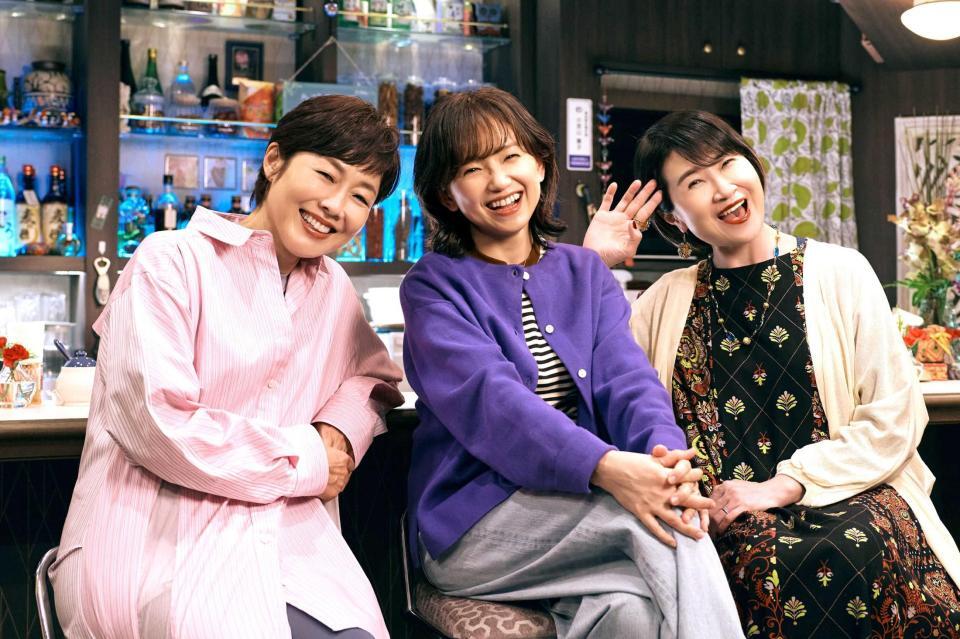 　連続ドラマ初挑戦の有働由美子アナ（左）。共演する永作博美（中央）と猫背椿