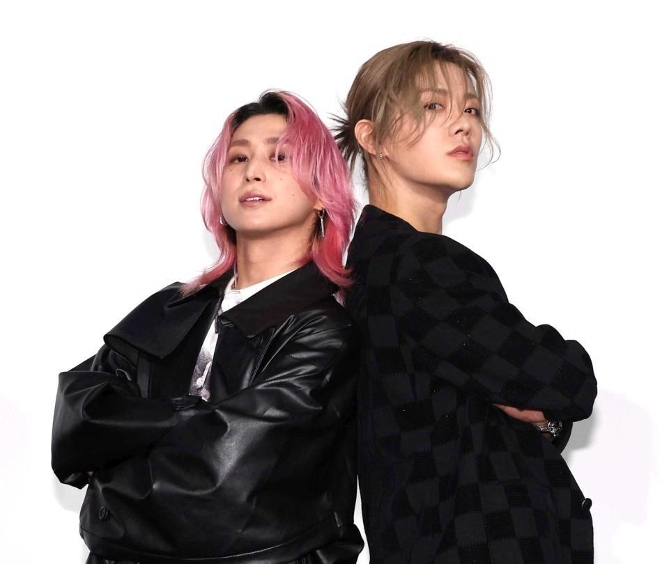 　舞台あいさつに登場した佐久間大介（左）と中本悠太（撮影・佐々木彰尚）