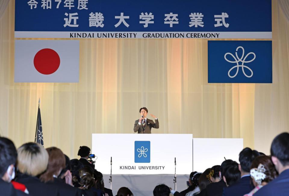 近畿大学卒業式にサプライズ登場し、卒業生へメッセージを送る村上信五（撮影・立川洋一郎）