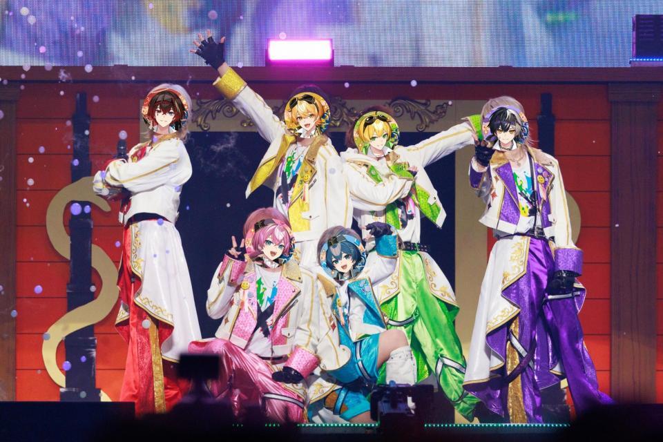 Ｋアリーナ横浜でワンマンライブを開催し、２万５千人のファンを沸かせたＡＭＰＴＡＫｘＣＯＬＯＲＳ