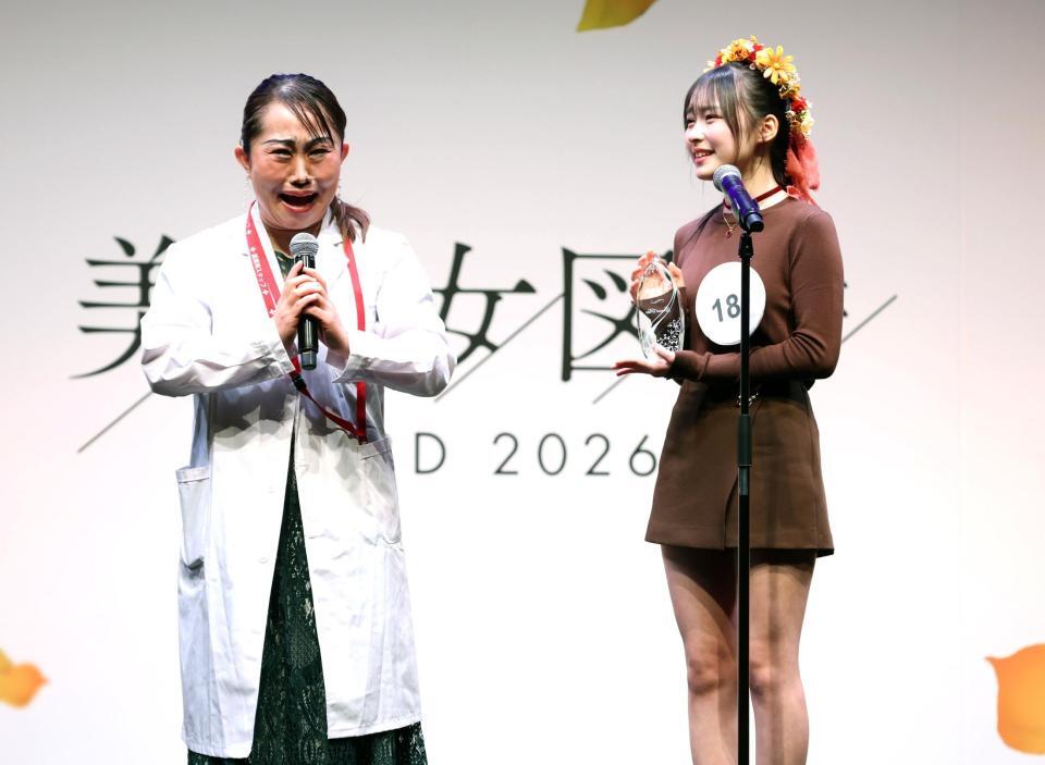 グランプリの榎本彩乃さん（左）を前田敦子で祝福するキンタロー。（撮影・金田祐二）