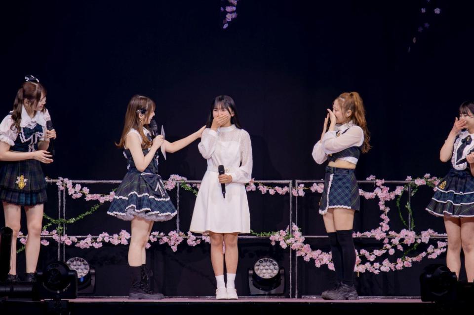 モーニング娘。’２６に加入する杉原明紗（中央）