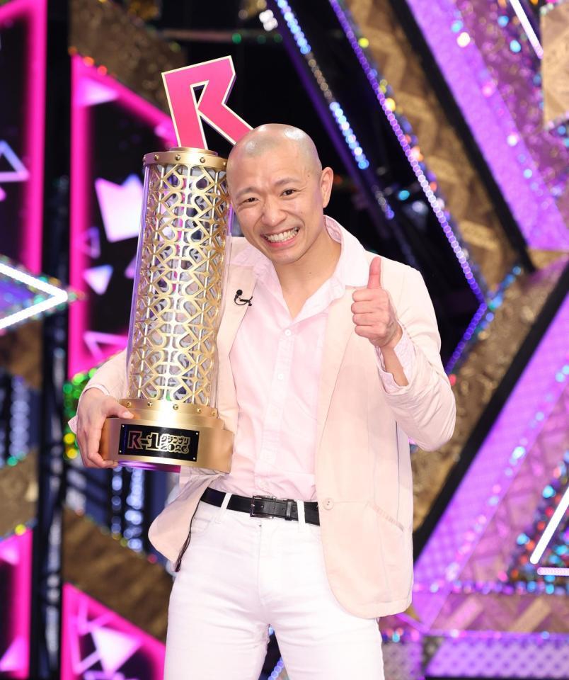 Ｒ-１グランプリ２０２６を制し喜ぶ今井らいぱち（撮影・金田祐二）