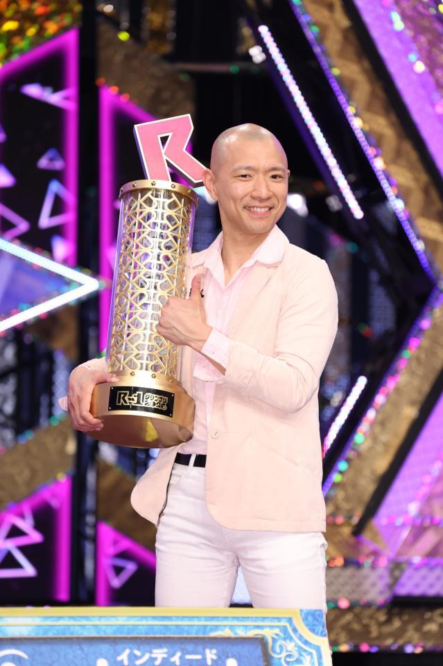 Ｒ-１グランプリ２０２６を制し喜ぶ今井らいぱち（撮影・金田祐二）