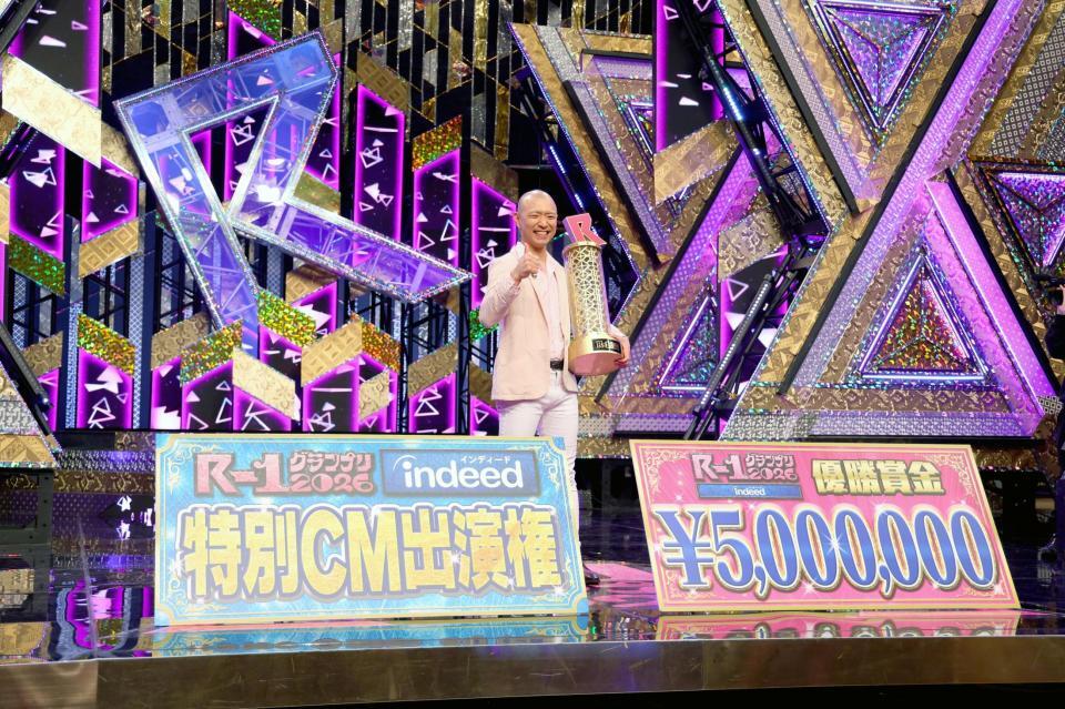 Ｒ-１グランプリ２０２６を制し喜ぶ今井らいぱち（撮影・金田祐二）