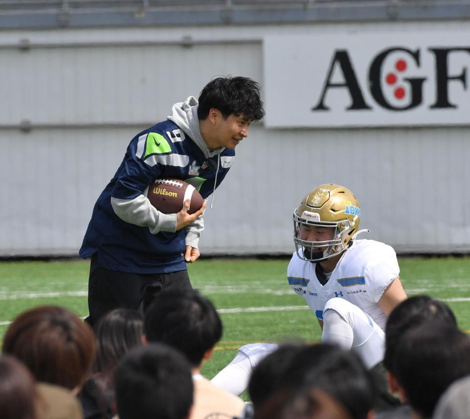 ディフェンスをなぎ倒し登場するオードリー・若林正恭（撮影・持木克友）