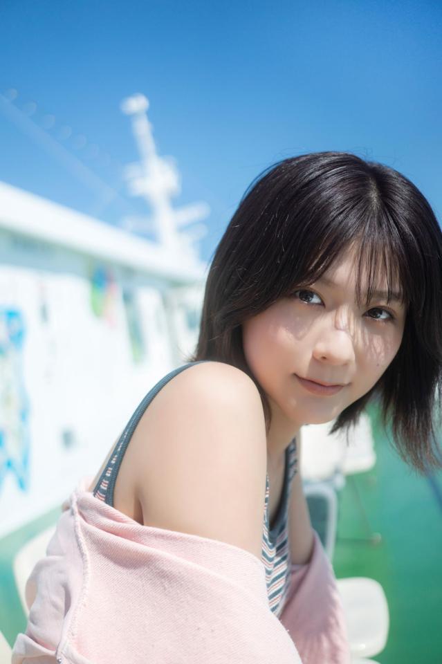 清水麻璃亜１ｓｔ写真集「あしたも隣に」ⓒＫＡＤＯＫＡＷＡ／撮影：佐藤佑一