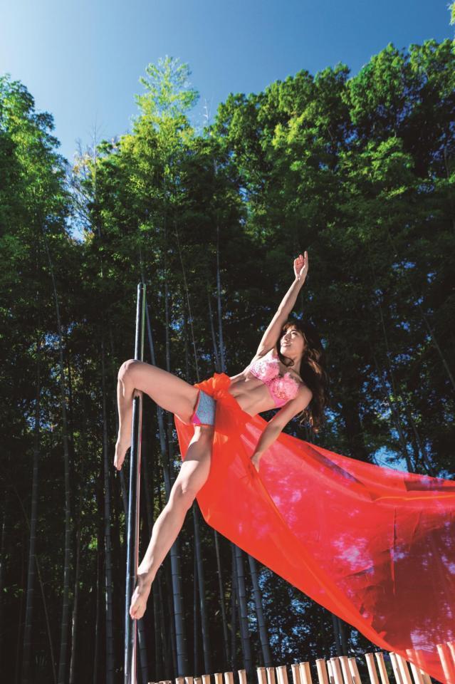 熊田曜子　写真集「ＧＲＡＶＩＴＹＬＥＳＳ」（双葉社）より