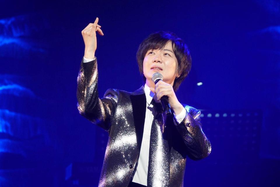 コンサートで熱唱する竹島宏