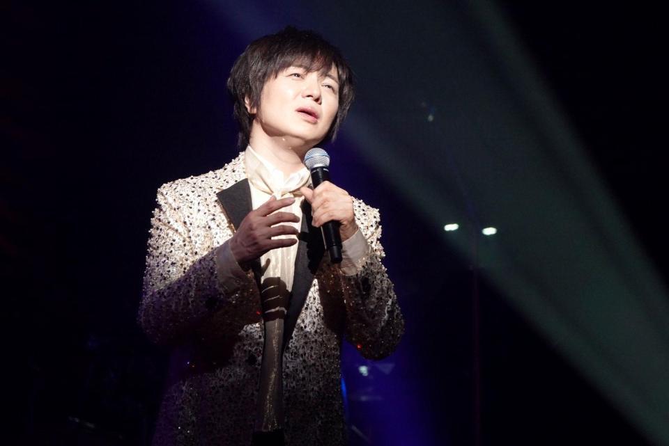 コンサートで熱唱する竹島宏