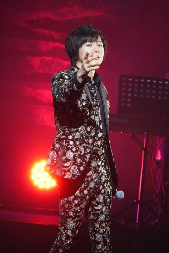 コンサートで熱唱する竹島宏