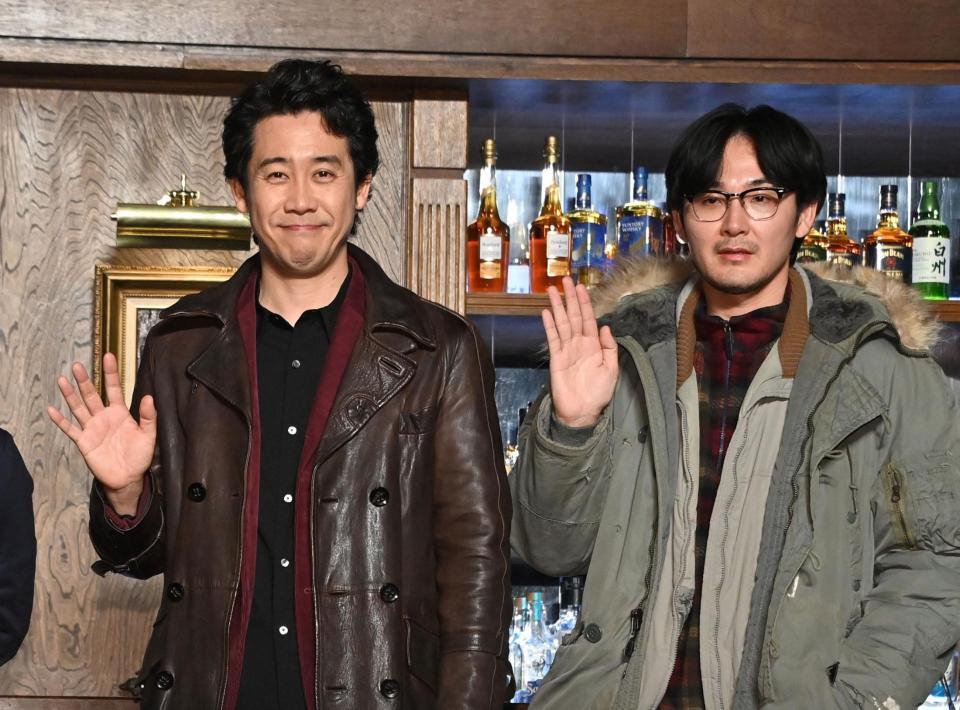 笑顔で手を振る（左から）大泉洋、松田龍平（撮影・持木克友）