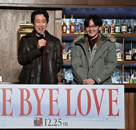 笑顔で締めのあいさつをする（左から）大泉洋、松田龍平（撮影・持木克友）