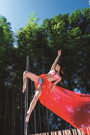 熊田曜子　写真集「ＧＲＡＶＩＴＹＬＥＳＳ」（双葉社）より