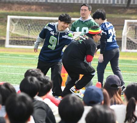 「青天」の本をハンドオフするオードリー・若林正恭（撮影・持木克友）