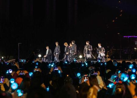 ７人そろってパフォーマンスするＢＴＳ（写真はすべて（ｐ）＆（ｃ）ＢＩＧＨＩＴ　ＭＵＳＩＣ／Ｎｅｔｆｌｉｘ）