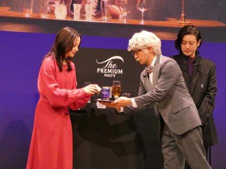 広瀬すず（左）にビールを配る津田健次郎（中央）と見守るオダギリジョー（右）