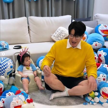 シム・ヒョンタクのインスタグラム＠ｔａｋ９９８８より　ドラえもんの誕生日を愛息・ハル君とお祝いするため、のび太に扮したシム・ヒョンタク