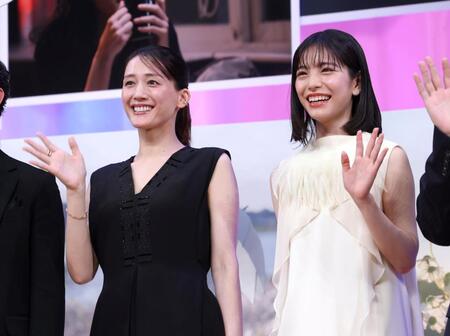 完成披露試写会に登壇した綾瀬はるか（左）と當真あみ（撮影・石井剣太郎）