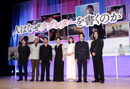 完成披露試写会に登壇した（左から）石井裕也監督、佐藤浩市、妻夫木聡、綾瀬はるか、當真あみ、細田佳央太、菅田将暉（撮影・石井剣太郎）