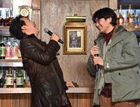 松田龍平（右）の返答に大爆笑する大泉洋（撮影・持木克友）